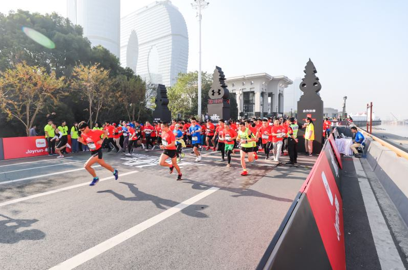 专业铸就“变强之路” 2019 UA RACE 10公里竞速跑杭州鸣枪开跑
